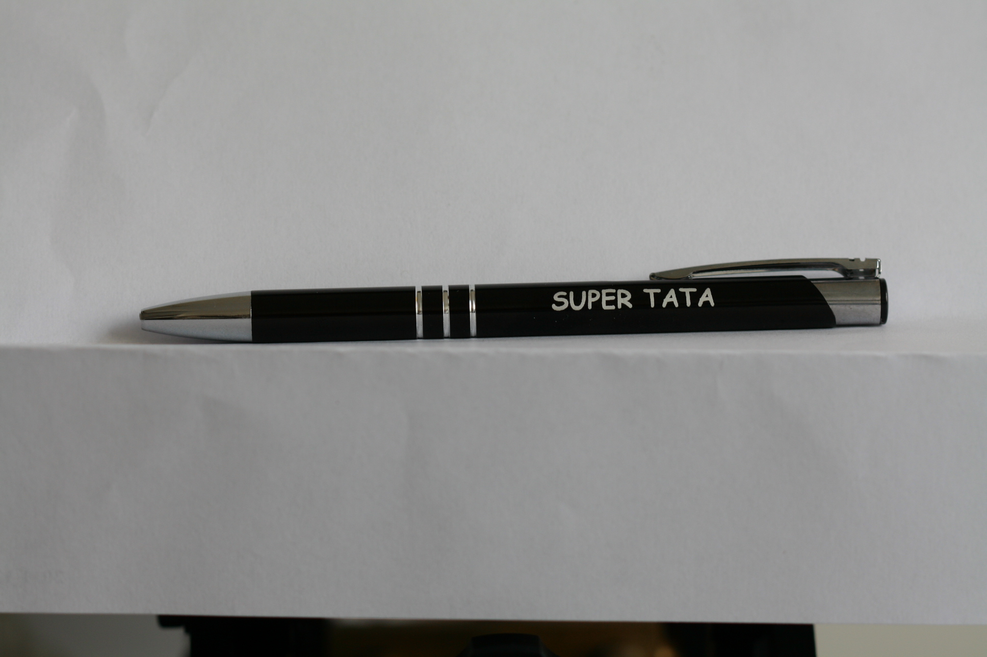 Grawer laserowy - napis SUPER TATA na czarnym długopisie