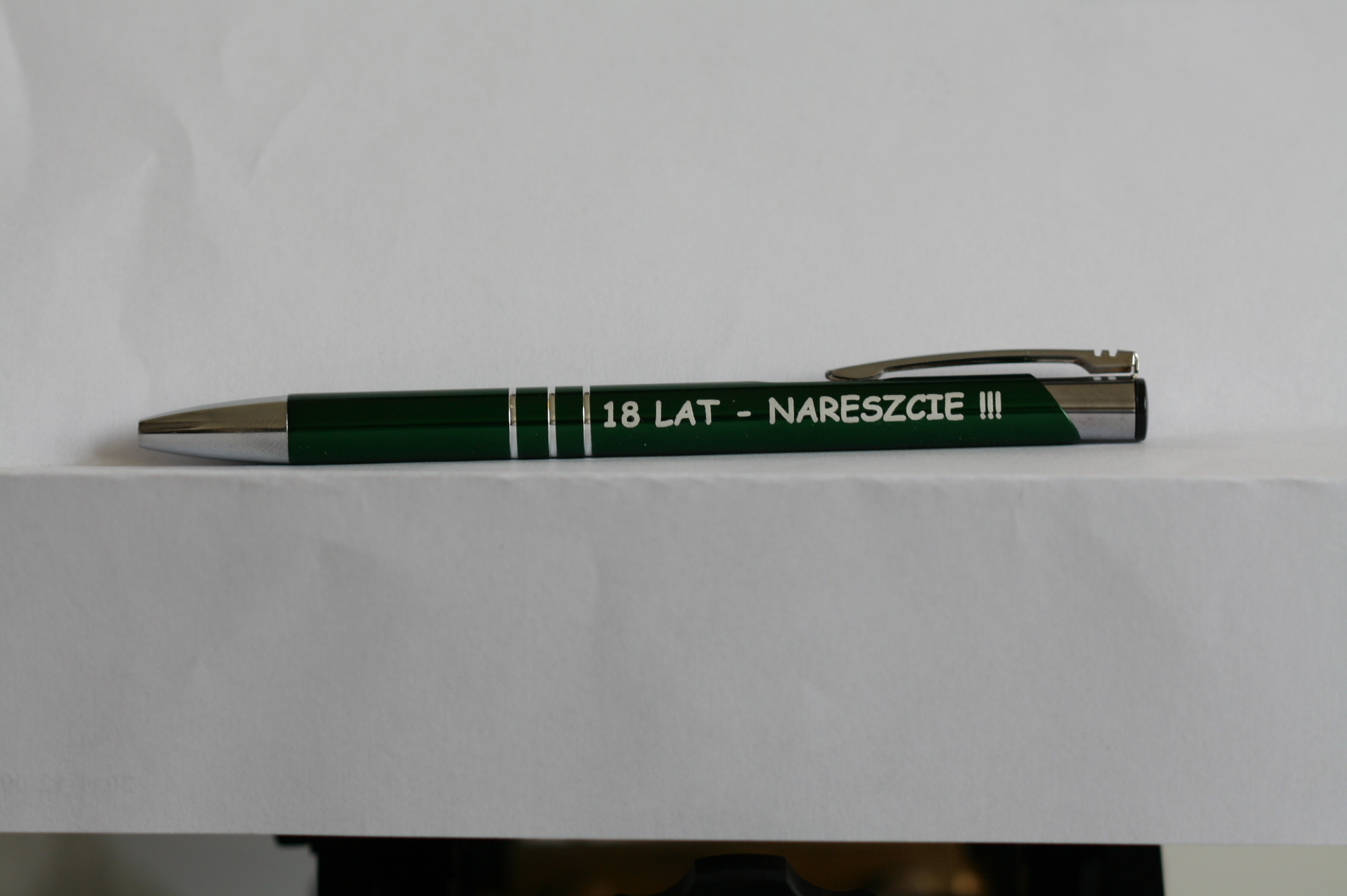 Grawer laserowy na długopisie — grawer 18 lat