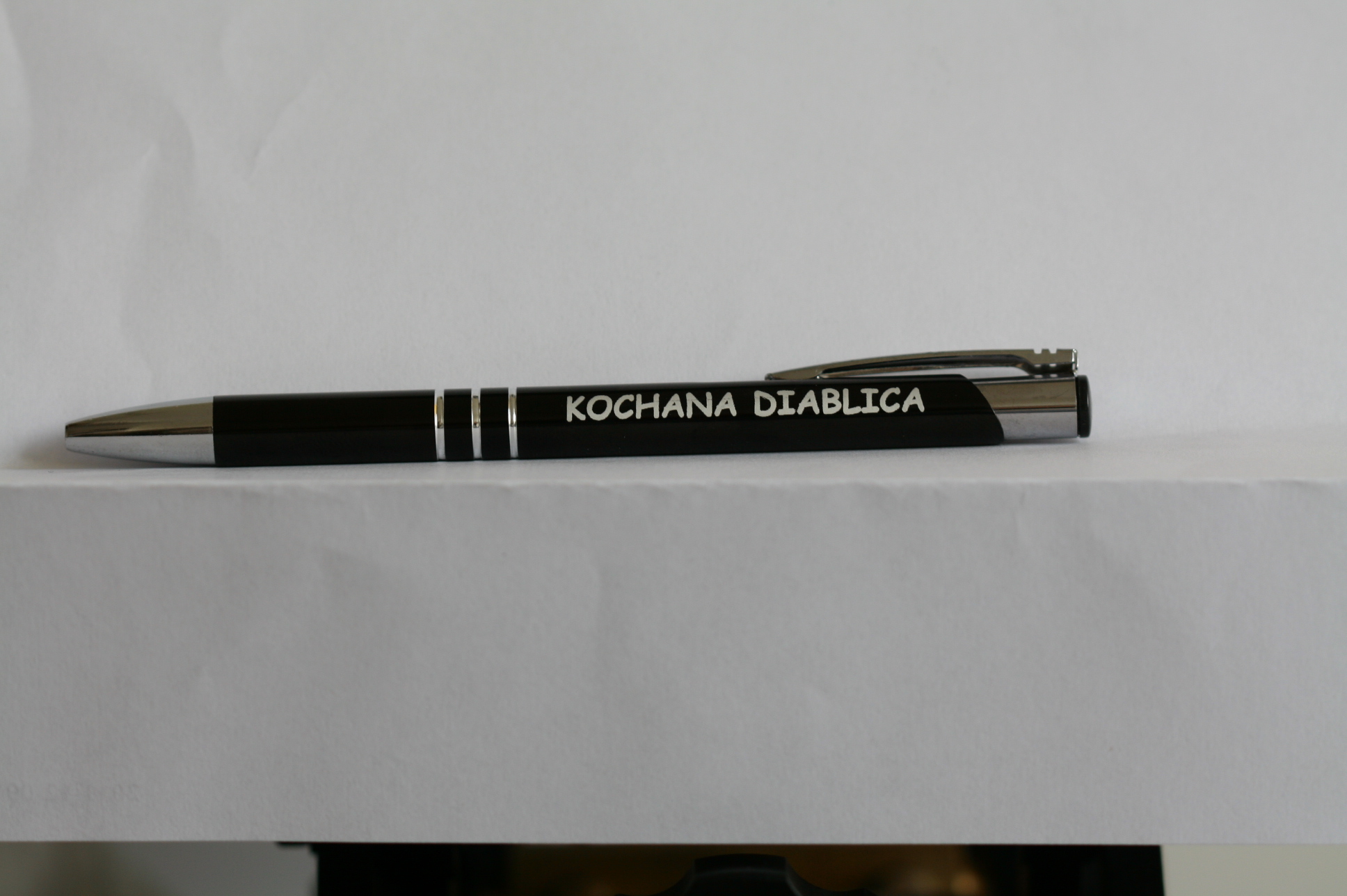 Grawer laserowy na długopisie — grawer kochana diablica