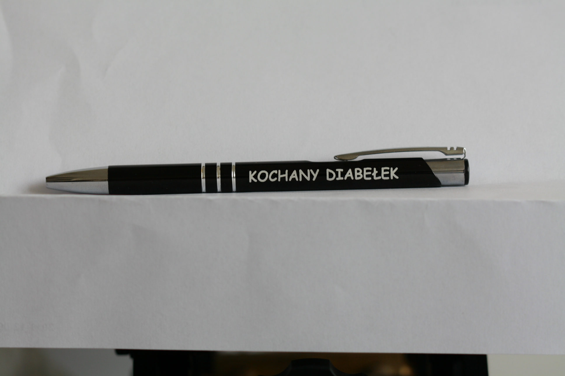 Grawer laserowy na długopisie — grawer kochany diabelek
