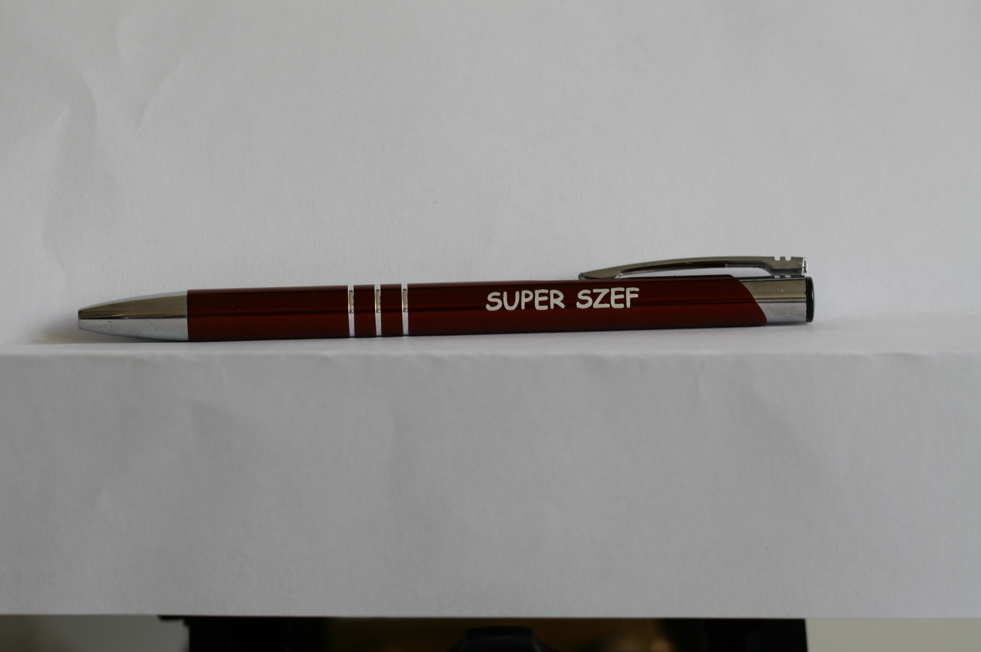 Grawer laserowy na długopisie — grawer super szef
